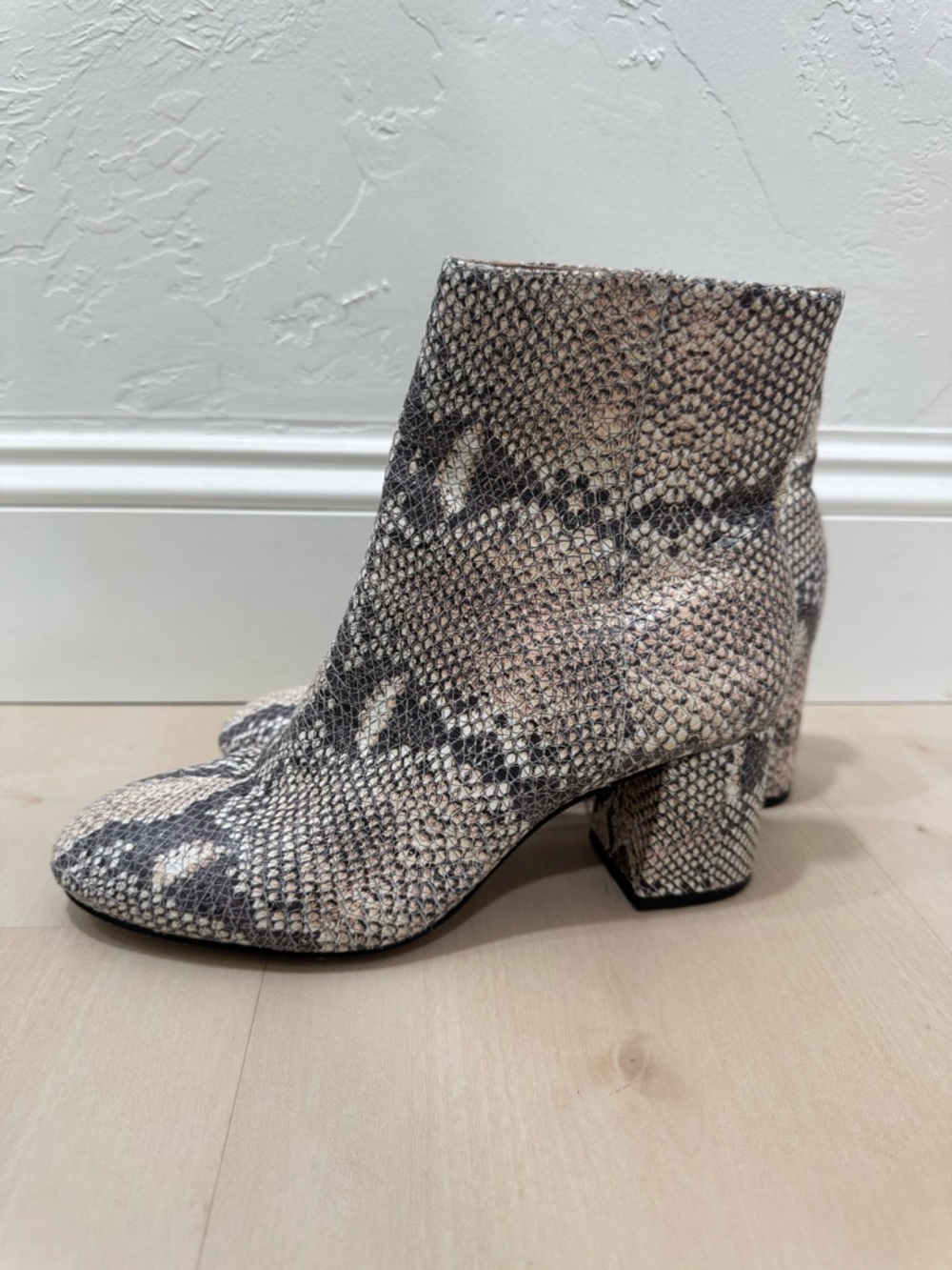 Able Women’s 8 Celina Snakeskin Ankle Boot Block Heel - Picture 3 of 16